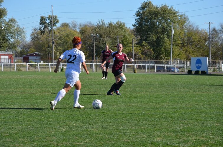 womens-soccer-blasts-eureka-100-extends-streak-to-nine
